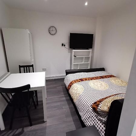Studio Self Contained Double Bedroom Лондон Экстерьер фото